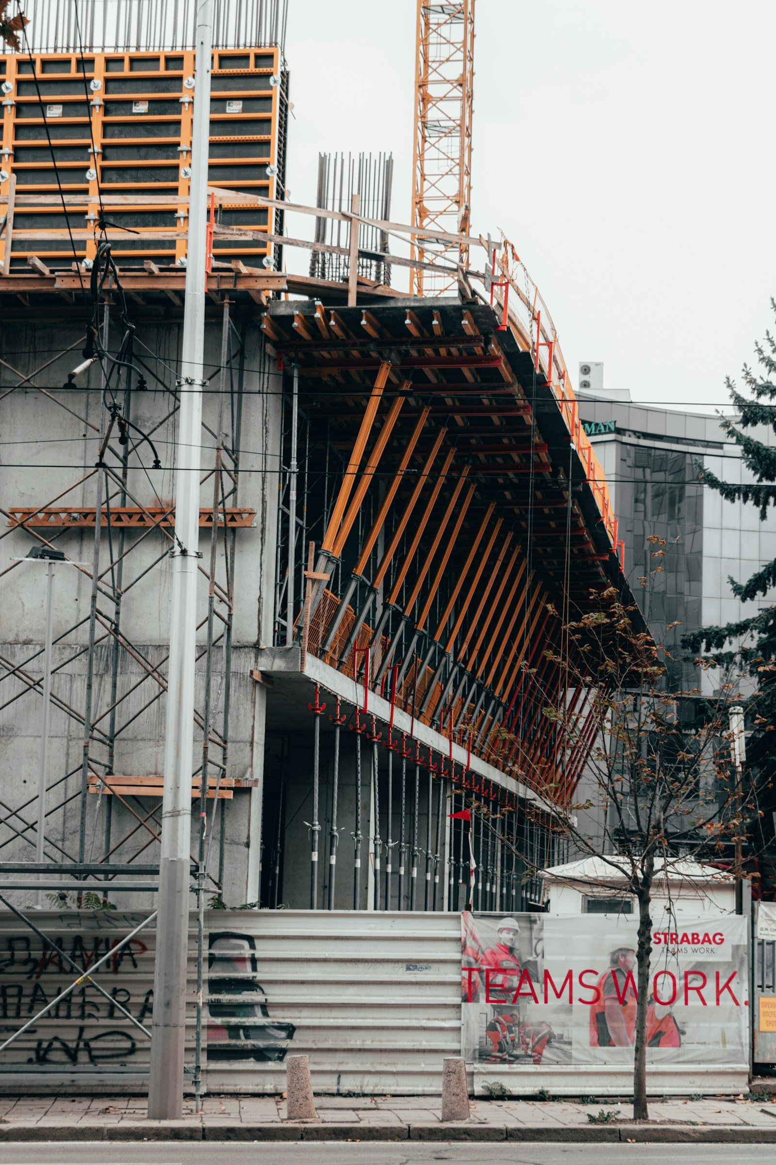 Formwork and falsework with edge protection
